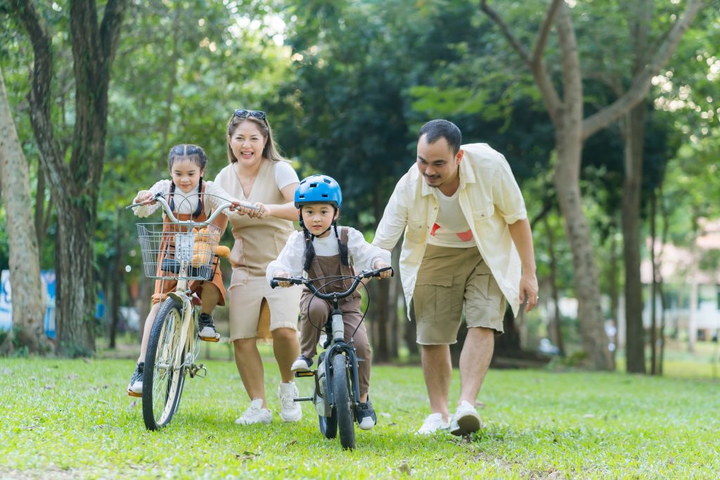 Une famille de nouveaux arrivants qui enseigne à ses enfants à faire du vélo