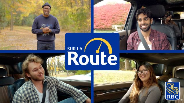 Un groupe de personnes assises dans une voiture et qui parlent entre elles.