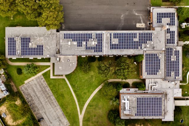 Vue aérienne d’une usine équipée de panneaux solaires sur le toit du bâtiment